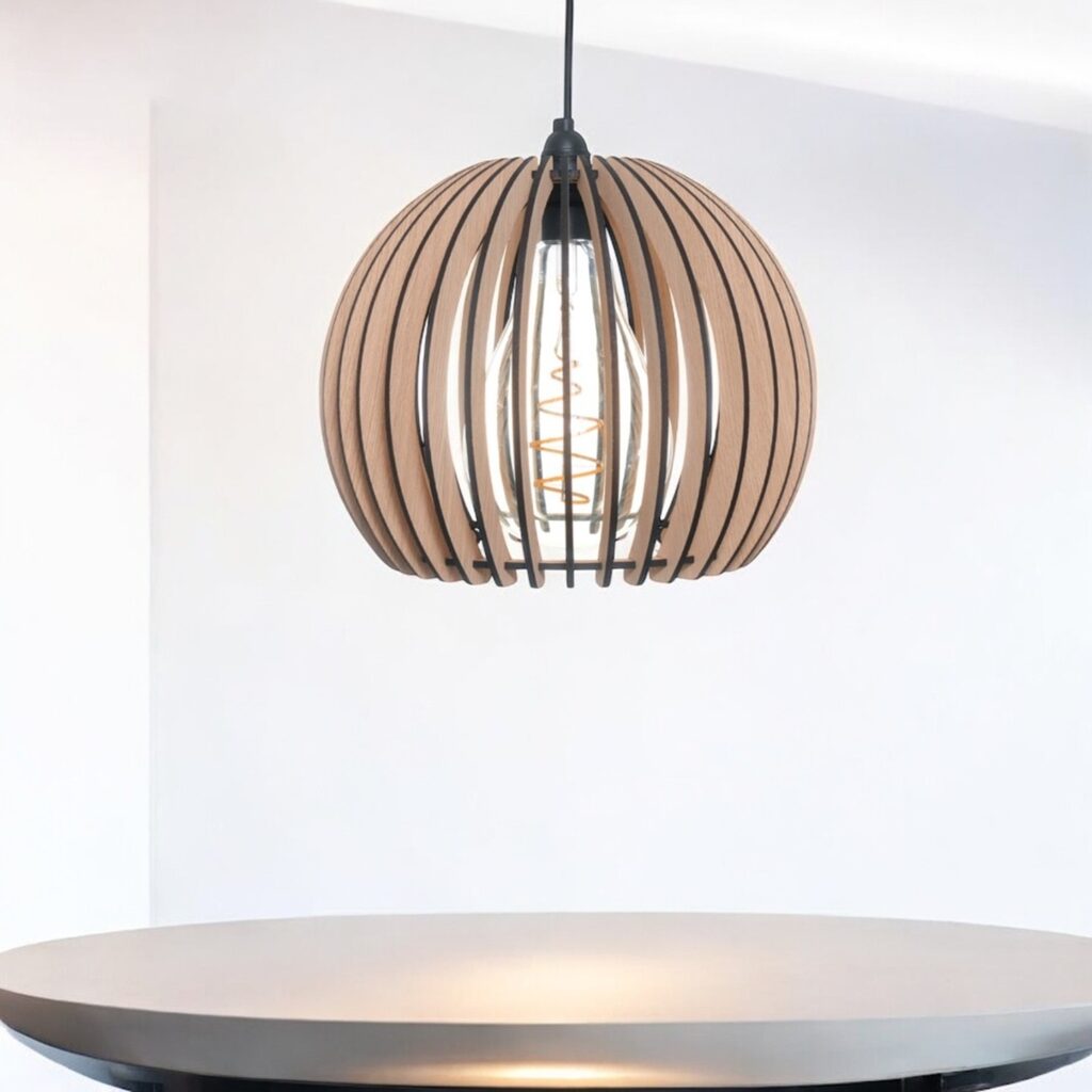 Nordic Glow lampe over hvidt bord. Lampe lavet af lameller i træ.