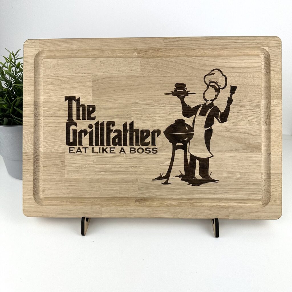 Skærebræt i massiv eg med gravering. Der står The Grillfather.