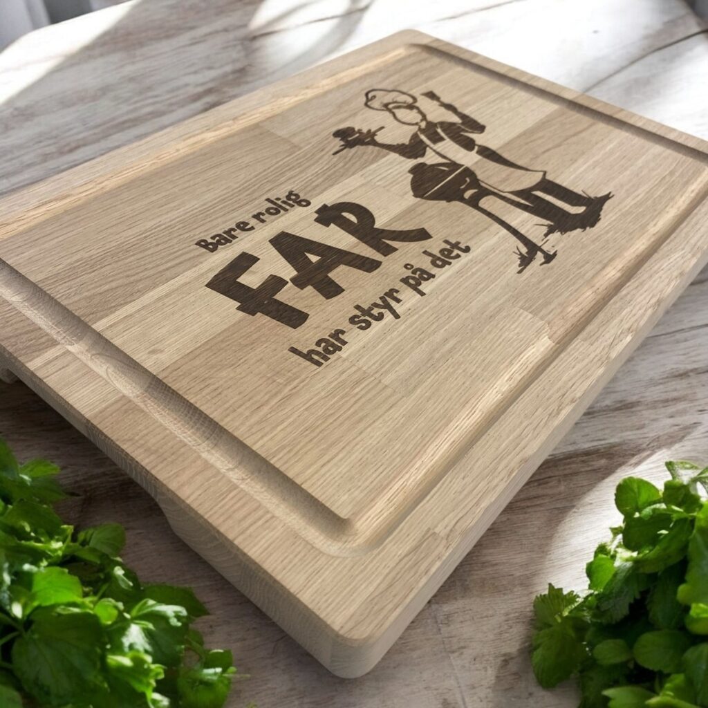 Far har styr på det skærebræt taget lidt fra siden.