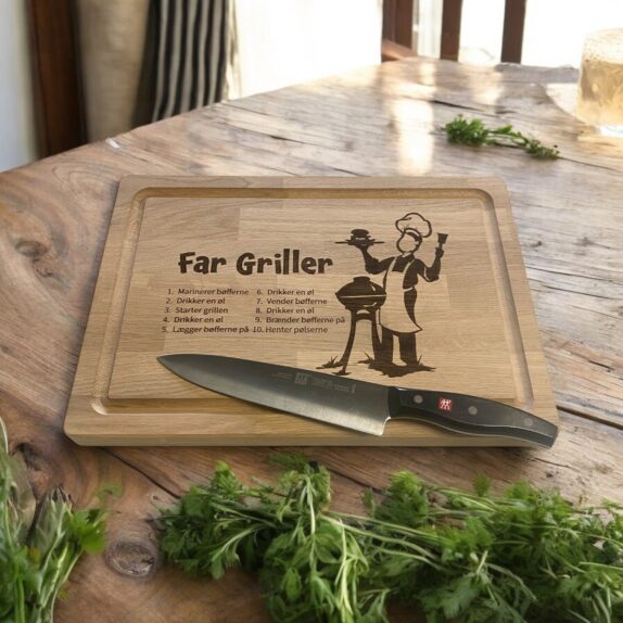 Sjovt skærebræt i massiv eg med gravering. Der er 10 punkter hvor hver anden er grill og de andre drikker far øl.