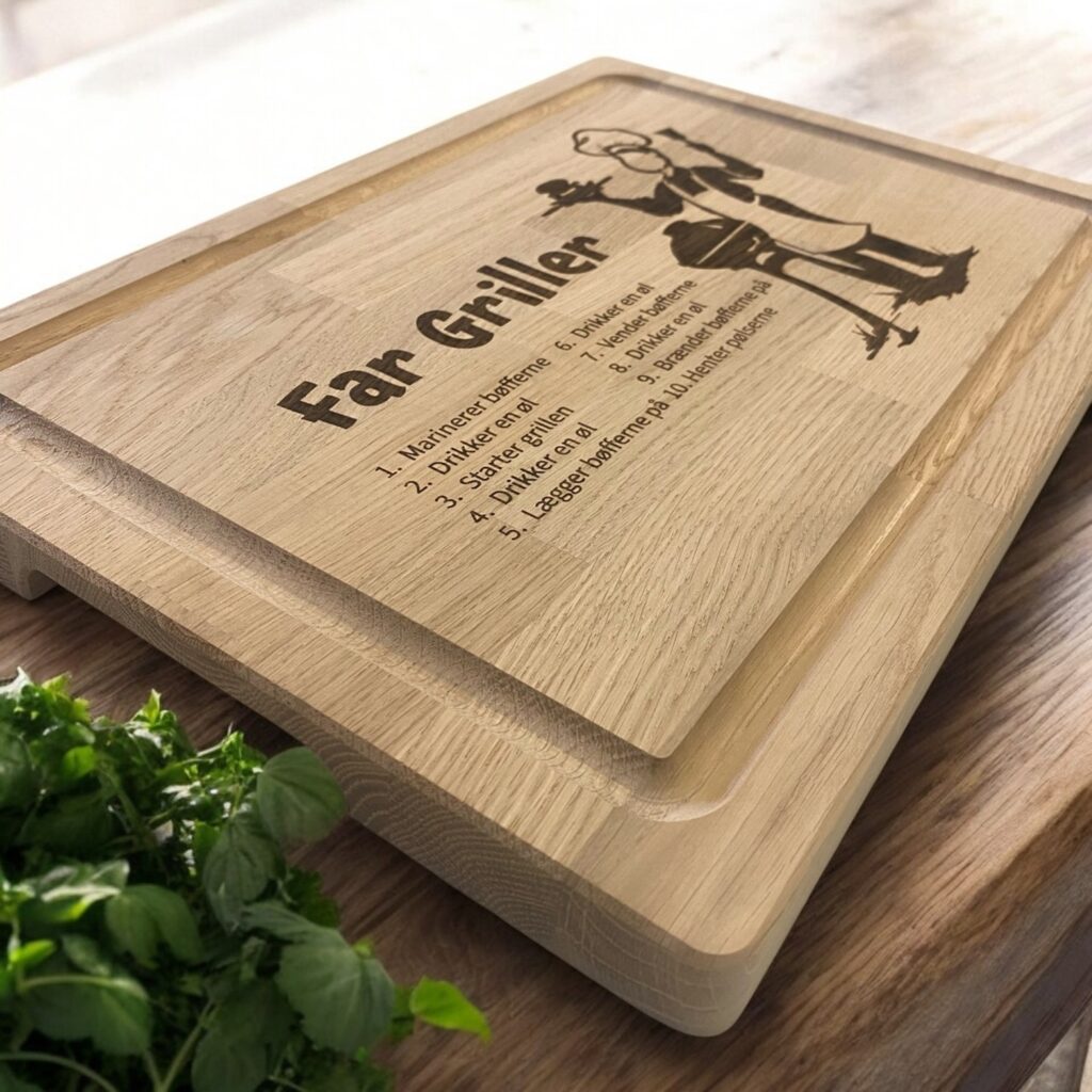 Far griller og drikker øl skærebræt set fra siden. 10 punkter.