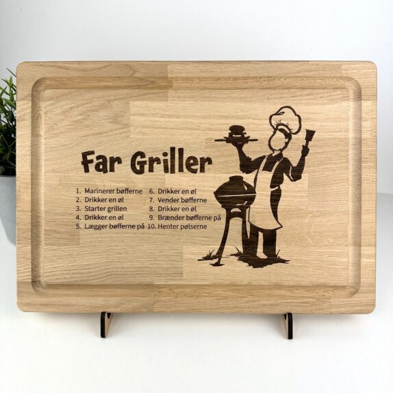 Far griller og drikker øl skærebræt i eg. Med en sjov gravering af Far der griller og drikker øl.
