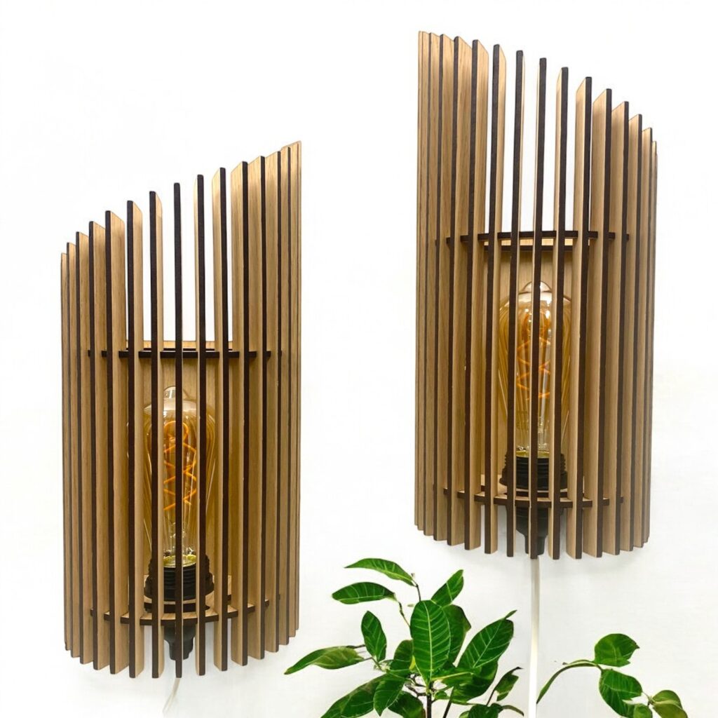 Twister lampe i vægmodel. To lamper med lameller i træ.