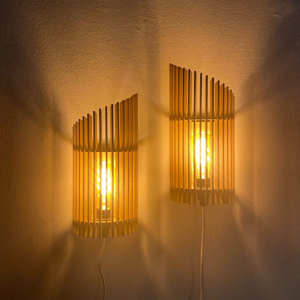 Twister væglamper i træ. Lamper lavet med lameller i træ.