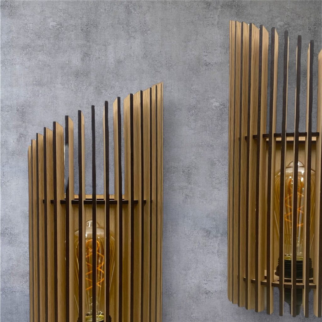 To Twister væglamper lavet med trælameller i forskellige højder. Fokus på pærerne.