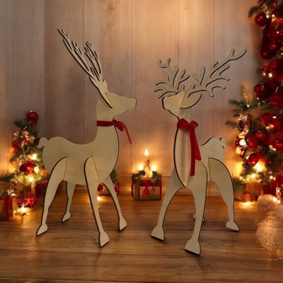 To store rensdyr i træ med julepynt.