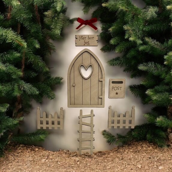 Nissebo med nissedør, rækværk, postkasse og skilt. Hyggelig opsætning med grangrene.
