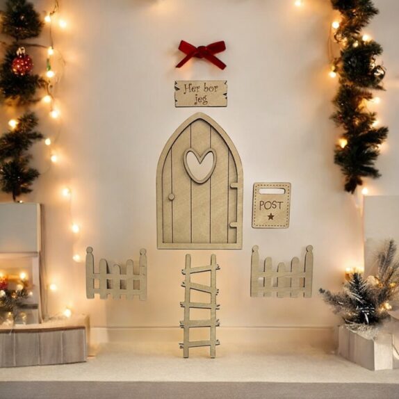 Nissebo med nissedør, rækværk, postkasse og skilt. Hyggelig opsætning med grangrene.