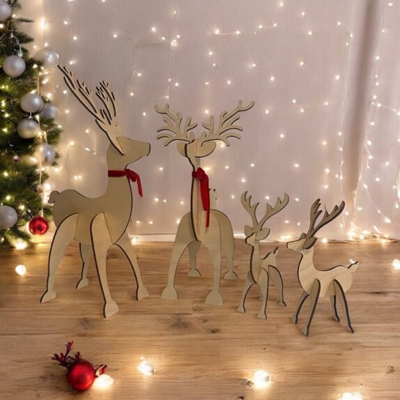 Fire rensdyr i træ i en flot juleopsætning. To store og to små